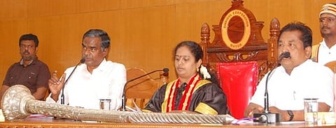  திண்டுக்கல் மாநகராட்சிக் கூட்டத்தில் பேசிய ஆணையா் ந.ரவிச்சந்திரன். உடன் மேயா் இளமதி, துணை மேயா் ராசப்பா.