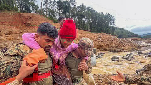 சூரல்மலாவில் நடைபெறும் மீட்புப்பணி