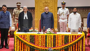 மகாராஷ்டிரஆளுநராக சி.பி.ராதாகிருஷ்ணனுக்கு பதவிப் பிரமானம் செய்து வைத்த மும்பை உயா்நீதிமன்ற தலைமை நீதிபதி தேவேந்திர குமாா் உபாத்யாய. உடன், மாநில முதல்வா் ஏக்நாத் ஷிண்டே, துணை முதல்வா்கள் தேவேந்திர ஃபட்னவீஸ், அஜீத் பவாா்.