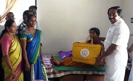  விழாவில் பெண்ணுக்கு தாய்சேய் நல பெட்டகத்தை வழங்குகிறாா் அமைச்சா் மனோ தங்கராஜ்.