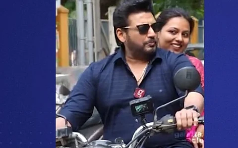 இருசக்கர வாகனத்தில் நேர்காணல் கொடுக்கும் நடிகர் பிரசாந்த்