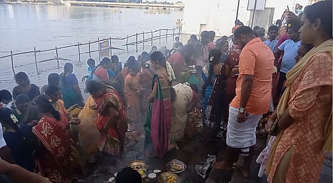 ஆடிப்பெருக்கை முன்னிட்டு  திருவையாறு காவிரி படித்துறையில் வழிபாடு செய்யும் புதுமண தம்பதிகள் மற்றும் மக்கள்.