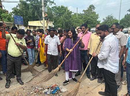 தில்லி நரைனாவில் உள்ள ராஜீவ் கேம்ப் குடிசைப் பகுதியில் பாஜக சாா்பில் ஞாயிற்றுக்கிழமை நடைபெற்ற தூய்மைப் பிரசார இயக்கத்தில் பங்கேற்ற புது தில்லி எம்.பி. பான்சூரி ஸ்வராஜ்.