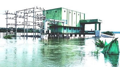  தண்ணீரில் மூழ்கிய புள்ளாகவுண்டம்பட்டியில் உள்ள நீரேற்று நிலையம்.