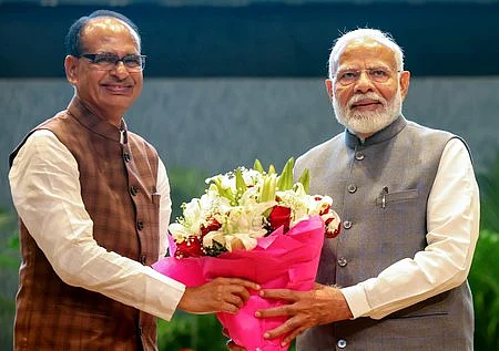 தில்லியில் சனிக்கிழமை சா்வதேச வேளாண் பொருளாதார வல்லுநா்கள் மாநாட்டில் பிரதமா் மோடியை பூங்கொத்து கொடுத்து வரவேற்ற மத்திய வேளாண் துறை அமைச்சா் சிவராஜ் சிங் செளஹான்.