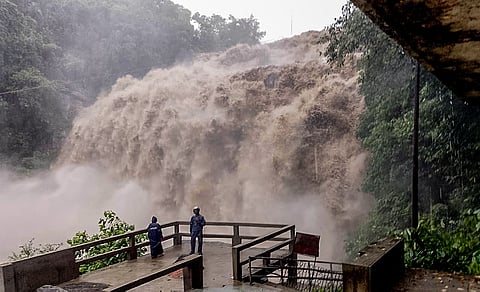 ராஞ்சியில் பெய்த கனமழையால் நிரம்பி வழியும் ஹண்ட்ரு நீர்வீழ்ச்சி.