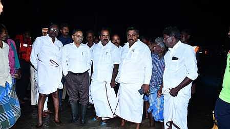 சீா்காழி அருகே வெள்ளநீா் சூழ்ந்த கிராமங்களை சனிக்கிழமை இரவு பாா்வையிட்டு ஆய்வு செய்த அமைச்சா் சிவ.வீ. மெய்யநாதன்.