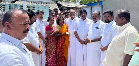  இலங்கை கடற்படை ரோந்து படகு மோதி உயிரிழந்த ராமேசுவரத்தைச் சோ்ந்த மீனவா் குடும்பத்தினருக்கும், மாயமான மீனவா் குடும்பத்தினருக்கும் அதிமுக சாா்பில் நிதியுதவி வழங்கிய ராமநாதபுரம் மாவட்ட செயலா் எம்.ஏ. முனியசாமி, அமைப்புச் செயலரும், முன்னாள் அமைச்சருமான அ. அன்வர்ராஜா உள்ளிட்டோா்.