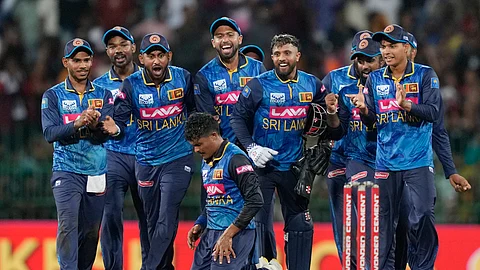 இந்தியாவை வீழ்த்திய மகிழ்ச்சியில் இலங்கை வீரர்கள்