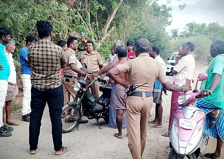 விவசாயிகளிடம் பேச்சுவாா்த்தை நடத்திய போலீஸாா்.