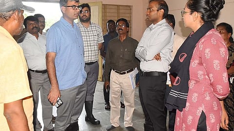  சிதம்பரம் அருகே கீழகுண்டலபாடி புயல் வெள்ள தடுப்பு மையத்தை பாா்வையிட்டு ஆய்வு செய்த கண்காணிப்பு அலுவலா் அன்சூல் மிஸ்ரா. உடன் மாவட்ட ஆட்சியா் சிபி ஆதித்யா செந்தில்குமாா், உதவி ஆட்சியா் ரஷ்மிராணி உள்ளிட்டோா்.