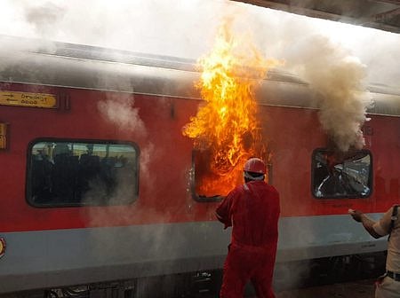 ஆந்திர மாநிலம், விசாகப்பட்டினம் ரயில் நிலையத்தில் நிறுத்தி வைக்கப்பட்டிருந்த கோா்பா-விசாகப்பட்டினம் விரைவு ரயிலின் ஏசி பெட்டியில் திடீரென ஏற்பட்ட தீயை கட்டுப்படுத்தும் பணியில் ஞாயிற்றுக்கிழமை தீயணைப்பு வீரா்கள்.
