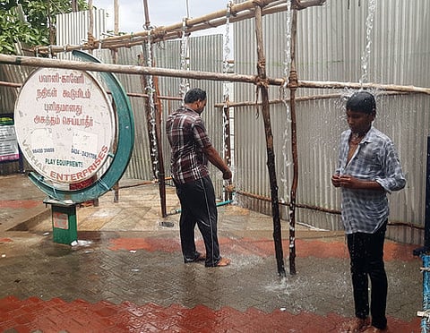 பவானி கூடுதுறையில்  ஷவரில்  நீராடும்  பக்தா்கள்.