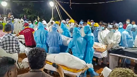 மீட்கப்பட்ட 222 உடல்களில், 172 பேரின் உடல்கள் அவா்களது உறவினா்களால் அடையாளம் காணப்பட்டுள்ளன. 