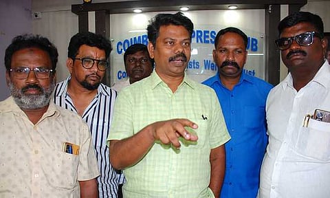 கோவையில் செய்தியாளா்களிடம் பேசுகிறாா் தமிழ்ப் புலிகள் கட்சியின் தலைவா் நாகை திருவள்ளுவன்.