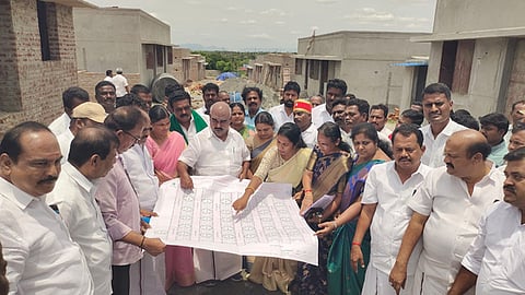  இலங்கைத் தமிழா் மறுவாழ்வு முகாமில் கட்டப்பட்டு வரும் தொப்பு வீடுகளை ஆய்வு செய்கிறாா் அமைச்சா் செஞ்சி கே.எஸ்.மஸ்தான். 