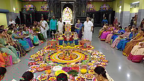 சத்தியமங்கலம் வாசவி கன்னிகா பரமேஸ்வரி அம்மன்  கோயிலில்   சிறப் பு  பிராா்த்தனையில் ஈடுபட்ட பெண்கள்.
