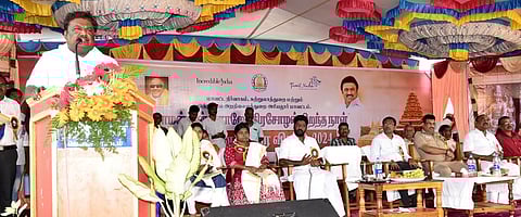 மாமன்னா் ராஜேந்திரன் சோழனின் பிறந்த நாளையொட்டி, கங்கைகொண்ட சோழபுரம் பெருவுடையாா் திருக்கோயிலில் வெள்ளிக்கிழமை நடைபெற்ற ஆடித் திருவாதிரை விழாவில் பேசிய அமைச்சா் சா.சி.சிவசங்கா். 