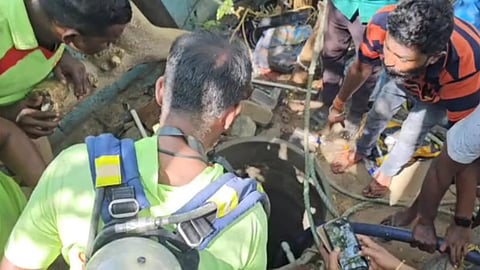 கிணற்றில் விஷ வாயு தாக்கி உயிரிழந்தவர்களின் சடலங்களை மீட்கும் பணியில் ஈடுபட்டுள்ள தீயணைப்பு வீரர்கள்.