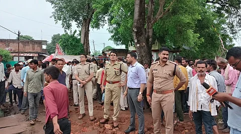 சம்பவ இடத்தில் மாவட்ட ஆட்சியர் தீபக் ஆர்யா உள்ளிட்ட அதிகாரிகள். 