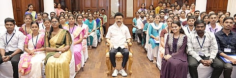 தலைமைச் செயலகத்தில், நிதித்துறை கட்டுப்பாட்டில் செயல்படும் தணிக்கைத்துறைகளில் கூட்டுறவு தணிக்கை உதவி இயக்குநர், இளநிலை கூட்டுறவு தணிக்கையாளர், உதவி ஆய்வாளர் மற்றும் உதவி தணிக்கை ஆய்வாளர் பணியிடங்களுக்கு டிஎன்பிஎஸ்சி மூலம் தேர்வு செய்யப்பட்டவர்களுக்கு பணிநியமன ஆணைகள் வழங்கி, அவர்களுடன் குழு புகைப்படம் எடுத்துக்கொண்டார் முதல்வர் மு.க.ஸ்டாலின்.
