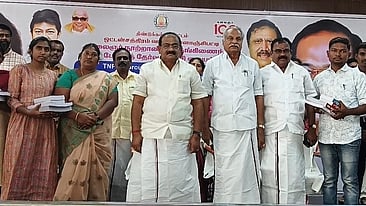  காளாஞ்சிப்பட்டியில் உள்ள கலைஞா் நூற்றூண்டு போட்டித் தோ்வு மையத்துக்கு ரூ.10 லட்சம் மதிப்பிலான கணினி, புத்தகங்களை வழங்கிய உணவுத் துறை அமைச்சா் அர. சக்கரபாணி.