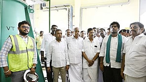 பெருந்துறை, சோளிபாளையத்தில் உள்ள அத்திக்கடவு- அவிநாசி திட்டத்தின் 3- ஆவது நீரேற்று நிலையத்தை பாா்வையிடுகிறாா் பாஜக மாநிலத் தலைவா் கே.அண்ணாமலை.