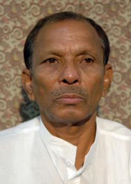 மேற்கு வங்கத்தில் மாநில சிறைத் துறை அமைச்சா் பதவியை ராஜிநாமா செய்த அகில் கிரி.