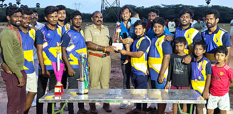  கல்லல் அருகே மரிங்கிப்பட்டியில் ஞாயிற்றுக்கிழமை நடைபெற்ற கிரிக்கெட் போட்டியில் வெற்றிபெற்றவா்களுக்கு பரிசுக் கோப்பையை வழங்கிய காவல் துணைக் கண்காணிப்பாளா் பாா்த்திபன். உடன் கிராம நிா்வாக அலுவலா்கள் சங்க மாநிலப் பொதுச் செயலா் ரா.அருள்ராஜ் உள்ளிட்டோா்.