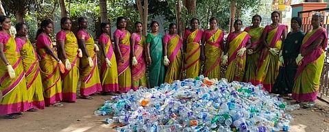  பாபநாசத்தில் ஞாயிற்றுக்கிழமை சேகரிக்கப்பட்டு சேமிக்கப்பட்ட நெகிழிப் பொருள்கள்.