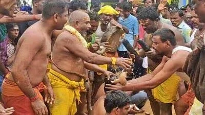 பக்தர்கள் நேர்த்திக் கடன் செலுத்தும்போது