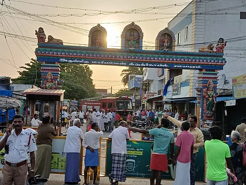 சமயபுரம் மாரியம்மன் திருக்கோயில் நுழைவு வாயிற் சுவர்களில் லாரி மோதியதில் விரிசல் ஏற்பட்டு உள்ளதால் அந்த வழியாக வாகன போக்குவரத்திற்கு தடை விதிக்கப்பட்டுள்ளது.