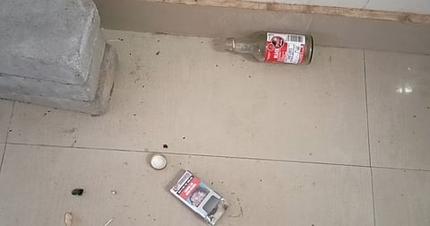    தியான மண்டபத்துக்குள் கிடந்த மதுபுட்டி, சிகரெட் பொட்டலங்கள்.