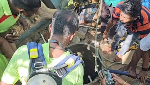  விஷ வாயு தாக்கி உயிரிழந்தோரை மீட்கும் பணியில் ஈடுபட்ட தீயணைப்புத் துறையினா். 