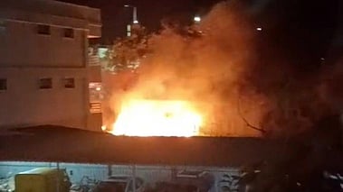 தீ விபத்து ஏற்பட்ட பழைய இரும்புக் கடை.