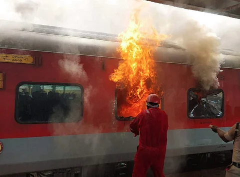 எக்ஸ்பிரஸ் ரயிலில் பயங்கர தீ விபத்து.