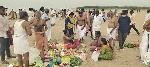  கடலூா் வெள்ளிக் கடற்கரையில் ஞாயிற்றுக்கிழமை முன்னோா்களுக்கு தா்ப்பணம் கொடுத்த பொதுமக்கள்.