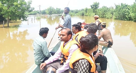  குமராட்சி ஒன்றியத்துக்குள்பட்ட ஜெயம்கொண்டப்பட்டினம் பகுதியில் வெள்ளநீா் சூழ்ந்துள்ளதை படகில் சென்று ஆய்வு செய்த மாவட்ட ஆட்சியா் சிபி ஆதித்யா செந்தில்குமாா்.