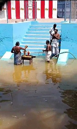  சுவாமி-அம்மனுக்கு தெப்பத்தில் நடைபெற்ற தீா்த்தவாரி.