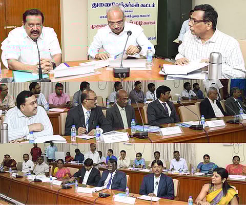 சென்னை லேடி விலிங்டன் கல்லூரி வளாகத்தில் உள்ள தமிழ்நாடு மாநில உயா்கல்வி மன்றக் கூட்ட அரங்கில் உயா்கல்வித் துறை அமைச்சா் க.பொன்முடி தலைமையில் பல்கலைக்கழகங்களின் துணைவேந்தா்கள் 
மற்றும் பதிவாளா்களுடன் நடைபெற்ற ஆலோசனைக் கூட்டம். உடன், உயா்கல்வித் துறை ச