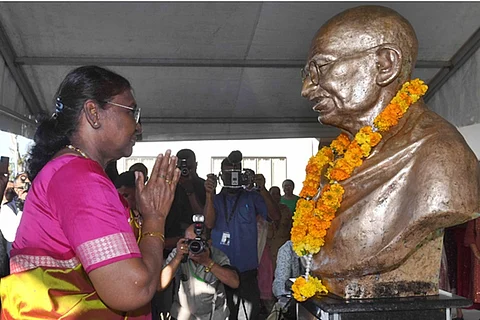 காந்தியின் சிலைக்கு முர்மு மரியாதை