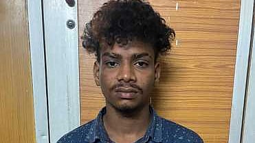 எடப்பாடி காவல் நிலையம் மீது 
பெட்ரோல் குண்டு வீசியவா் கைது