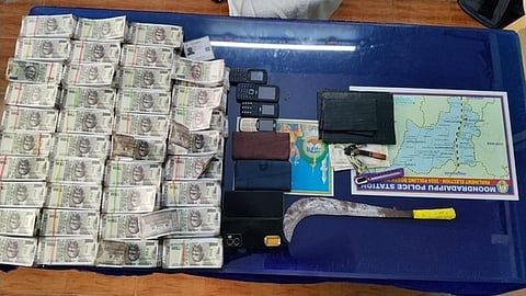  நான்குனேரி அருகே செவ்வாய்க்கிழமை வாகன சோதனையில் பிடிபட்ட கள்ள நோட்டுகள், ஆயுதங்கள் உள்ளிட்டவை.