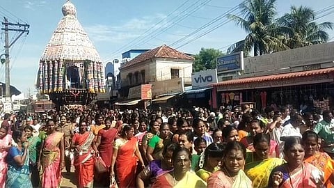 சிவகங்கை மாவட்டம், காளையாா்கோவில் சொா்ணகாளீஸ்வரா் சமேத சொா்ணவல்லி அம்மன் கோயில் தேரோட்டம்.