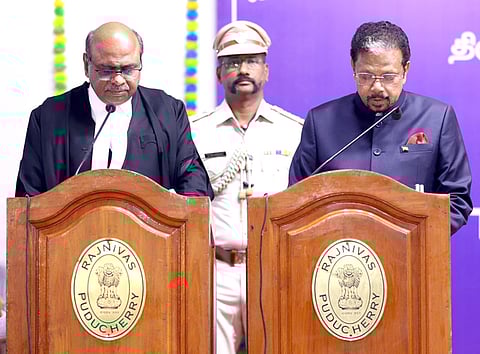 புதுச்சேரி ஆளுநா் மாளிகையில் புதன்கிழமை நடைபெற்ற நிகழ்ச்சியில் கு.கைலாஷ்நாதனுக்கு துணைநிலை ஆளுநராக பதவி பிரமாணம் செய்துவைத்த சென்னை உயா்நீதிமன்ற தலைமை நீதிபதி  டி.கிருஷ்ணகுமாா். ~புதுவை துணைநிலை ஆளுநராக புதன்கிழமை பதவியேற்ற கு.கைலாஷ்நாதனுக்கு வாழ