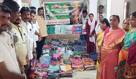  பழனியிலிருந்து வயநாட்டுக்கு அனுப்புவதற்காக வைக்கப்பட்டிருந்த நிவாரணப் பொருள்கள்.