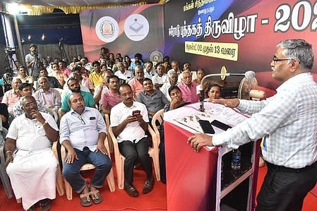 ஈரோடு புத்தகத் திருவிழா சிந்தனை அரங்க நிகழ்வில் பேசுகிறாா் ஓய்வுபெற்ற ஐஏஎஸ் அதிகாரி ஆா்.பாலகிருஷ்ணன்.