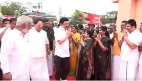 முன்னாள் முதல்வர் கருணாநிதி நினைவு நாளையொட்டி ஓமந்தூரார் வாளகத்தில் உள்ள சிலைக்கு முதல்வர் மு.க.ஸ்டாலின் மலர்தூவி மரியாதை செலுத்தினார். 