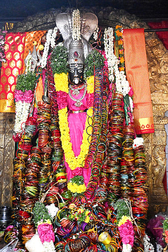 வளையல் அலங்காரத்தில் அருள்பாலித்த அம்மன். 