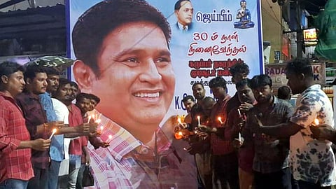 ஆம்ஸ்ட்ராங் மறைவுக்கு அஞ்சலி செலுத்திய இளைஞா்கள்.